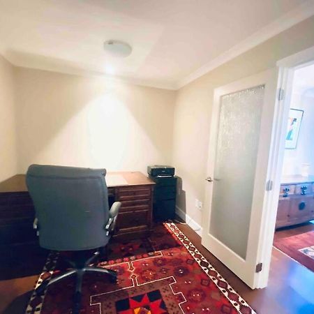 Amazing Location 2 Bedroom Minutes From Downtown Victoria Exterior photo
