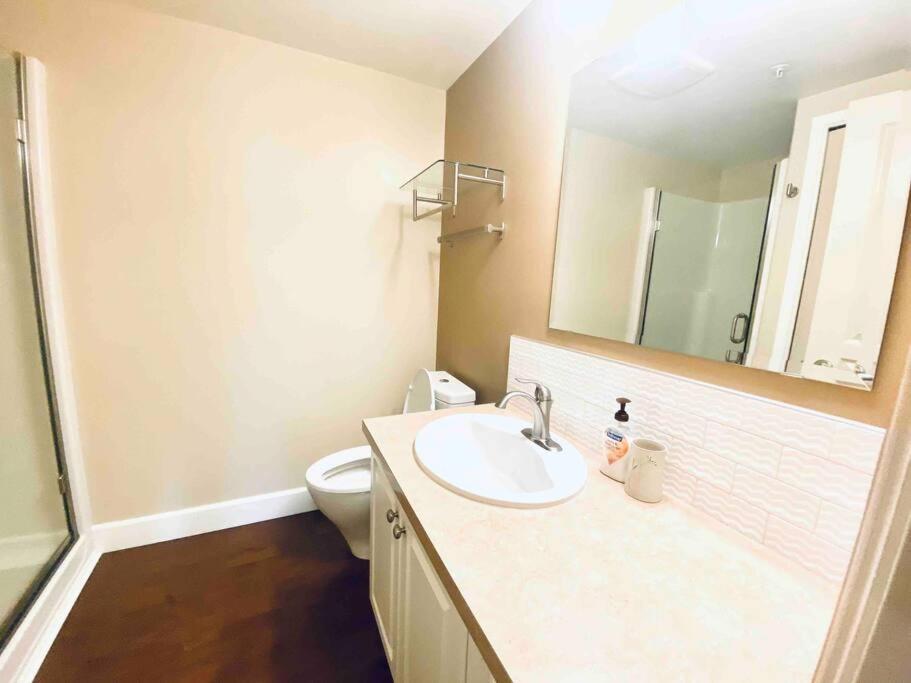 Amazing Location 2 Bedroom Minutes From Downtown Victoria Exterior photo