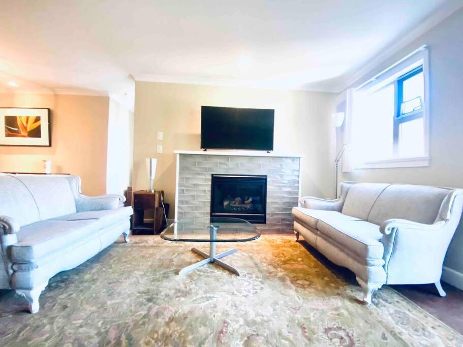 Amazing Location 2 Bedroom Minutes From Downtown Victoria Exterior photo